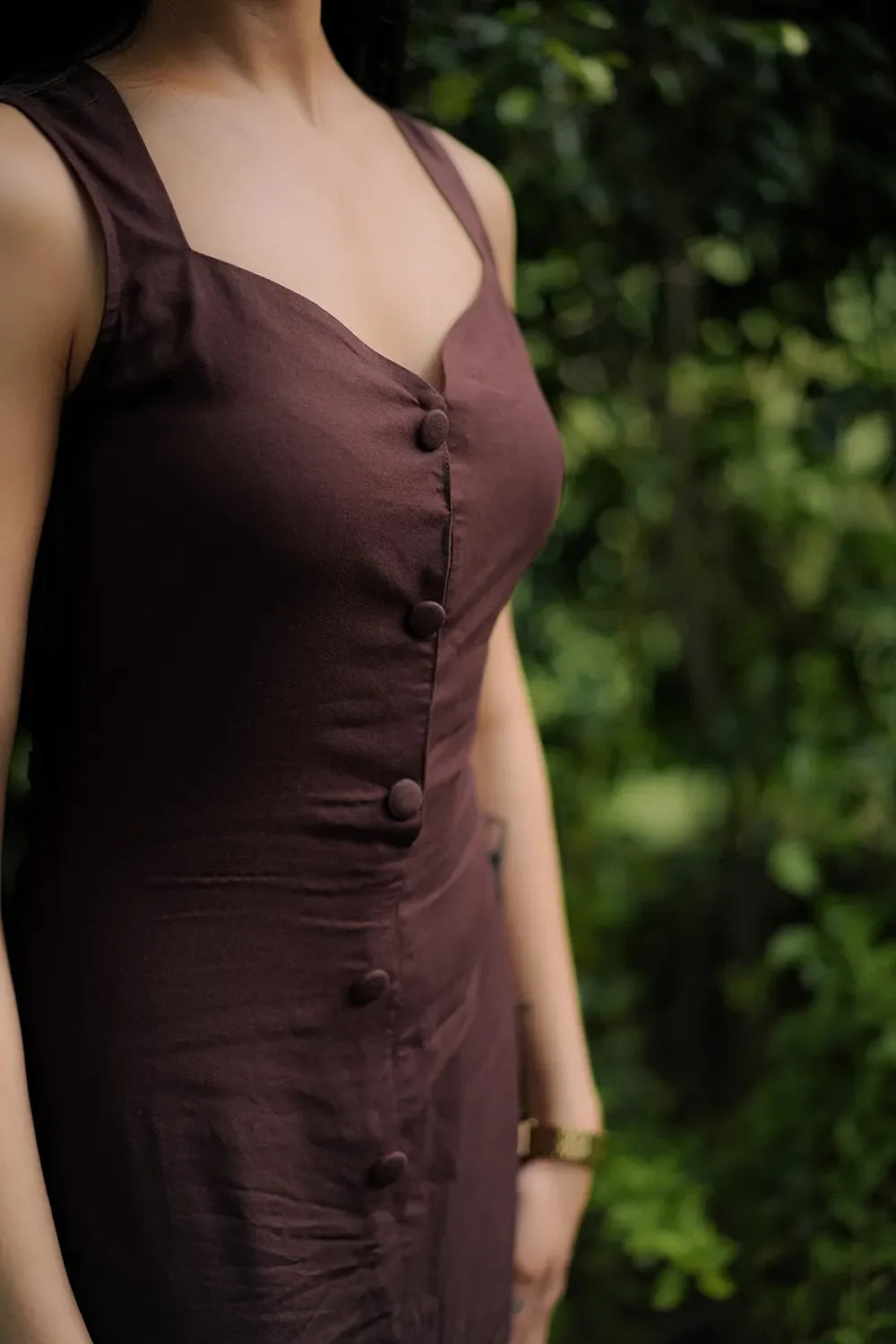 Woman wearing sleeveless brown buttoned dress outdoors, Streiq fashion clothing